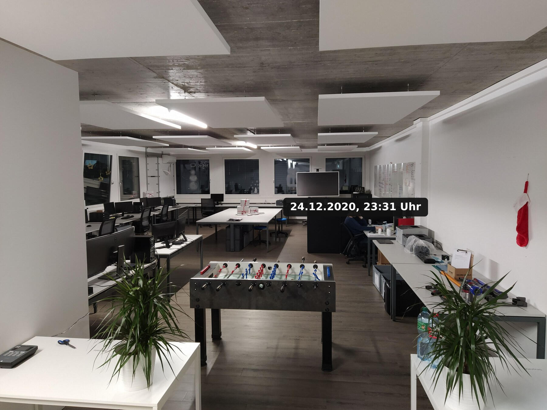 Raphael Lee, Inhaber Olteia Schweiz, bei seinem alten Arbeitgeber, Lee-Sport, im Büro an Heiligabend kurz vor Mitternacht.
